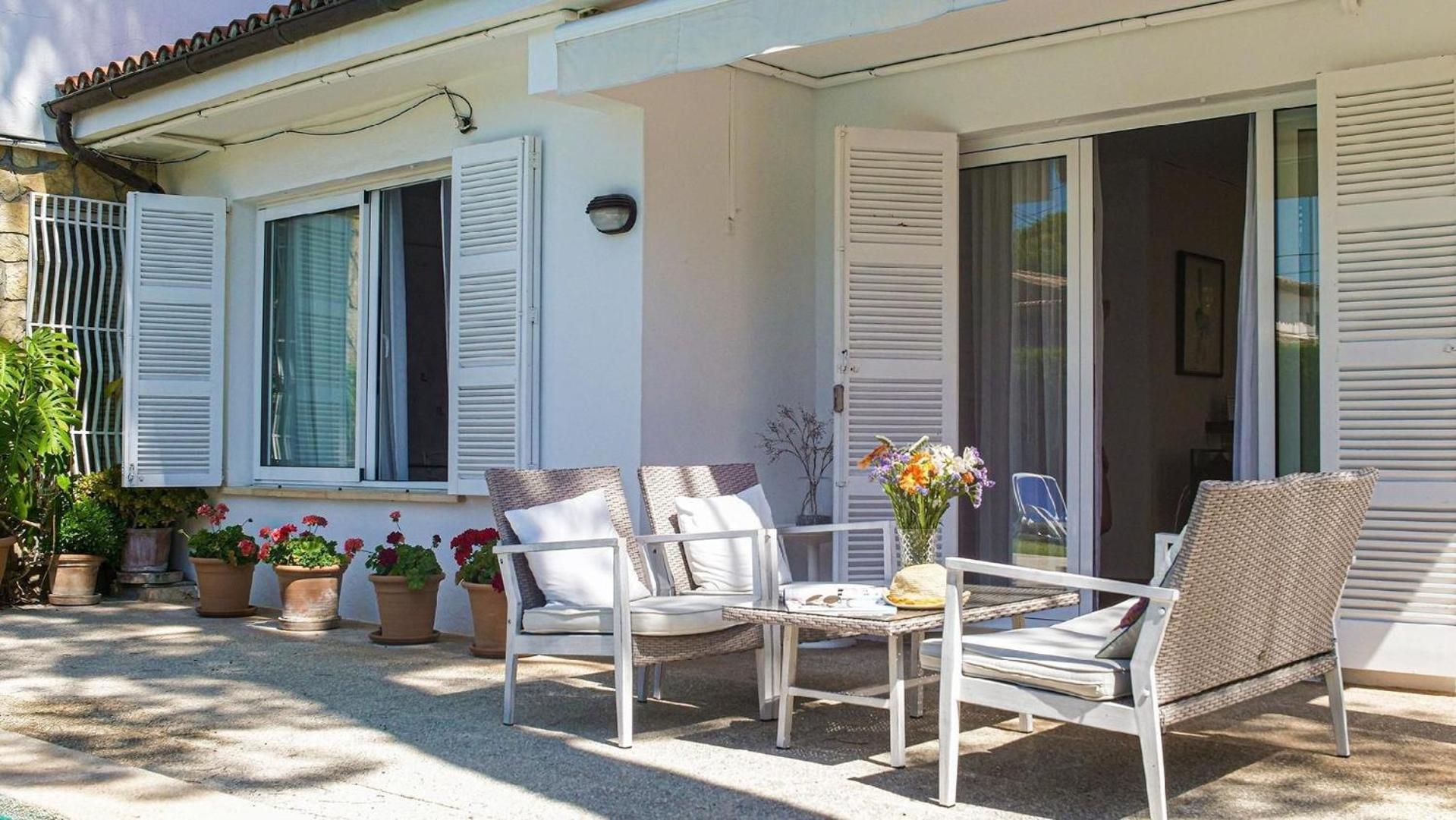 Mit Garten, Sonnenterrasse Sowie Ueberdachter Terrasse Und Pool In Strandnaehe