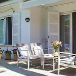 Landhaus Mit Garten, Sonnenterrasse Sowie Ueberdachter Terrasse Und Pool In Strandnaehe