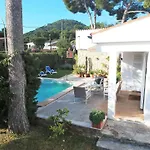 Landhaus Mit Garten, Sonnenterrasse Sowie Ueberdachter Terrasse Und Pool In Strandnaehe