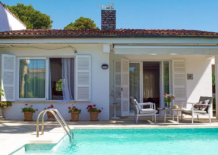 Landhaus Mit Garten, Sonnenterrasse Sowie Ueberdachter Terrasse Und Pool In Strandnaehe