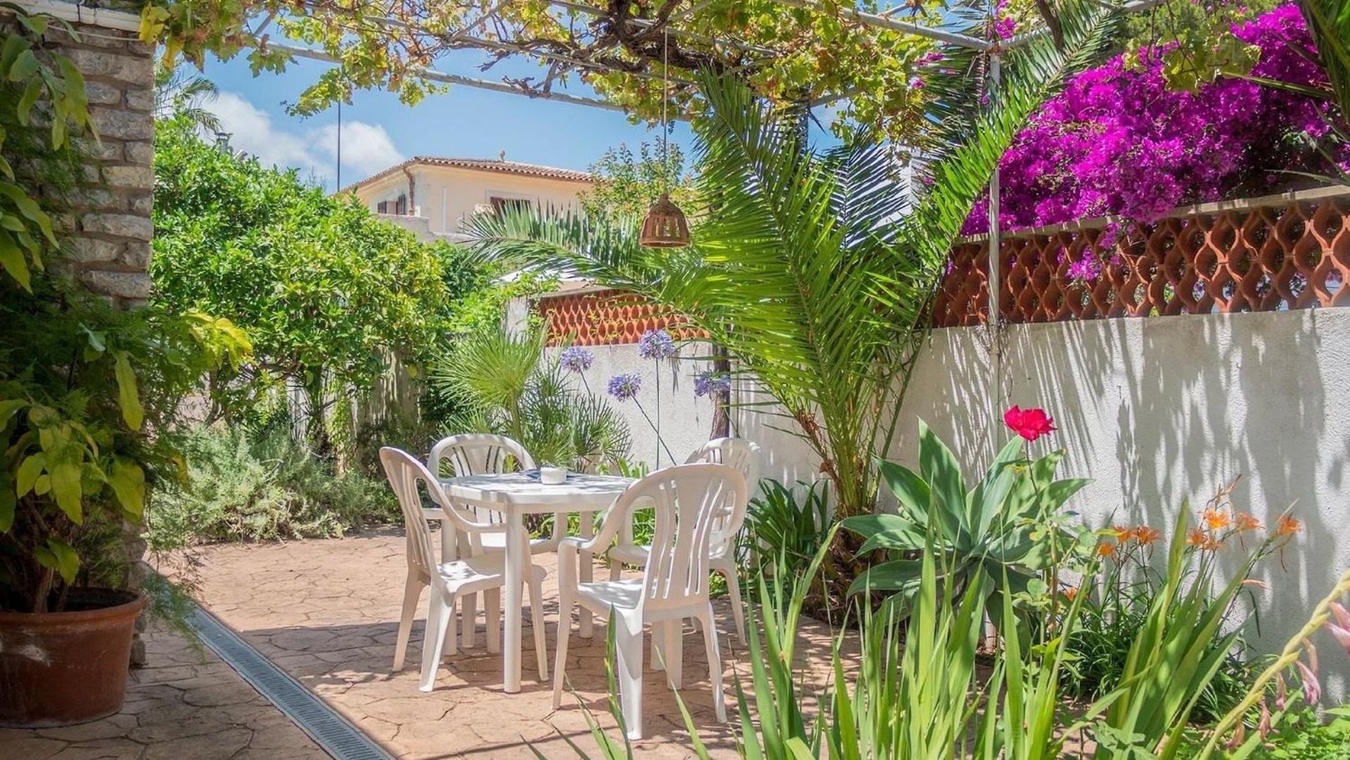 Ferienhaus Mit Garten, Sonnenterrasse Sowie Ueberdachter Terrasse Und Pool In Strandnaehe Cala Ratjada (Mallorca)