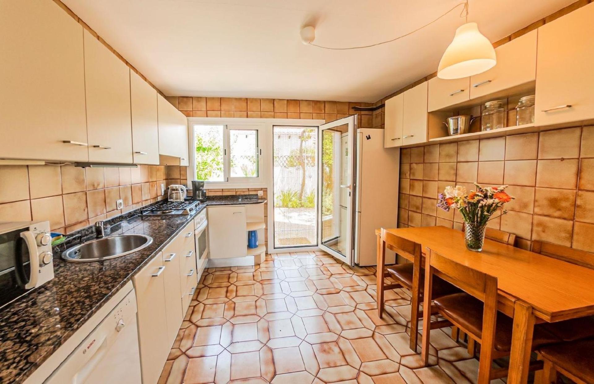 Ferienhaus Mit Garten, Sonnenterrasse Sowie Ueberdachter Terrasse Und Pool In Strandnaehe