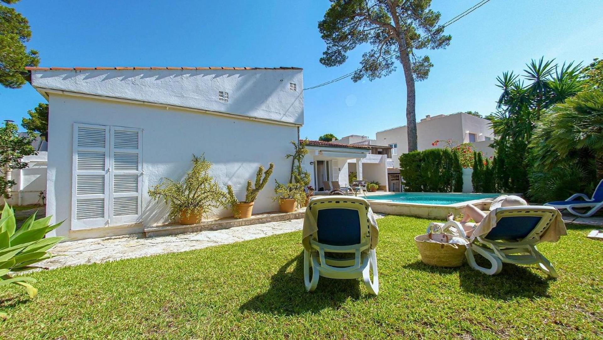 Ferienhaus Mit Garten, Sonnenterrasse Sowie Ueberdachter Terrasse Und Pool In Strandnaehe