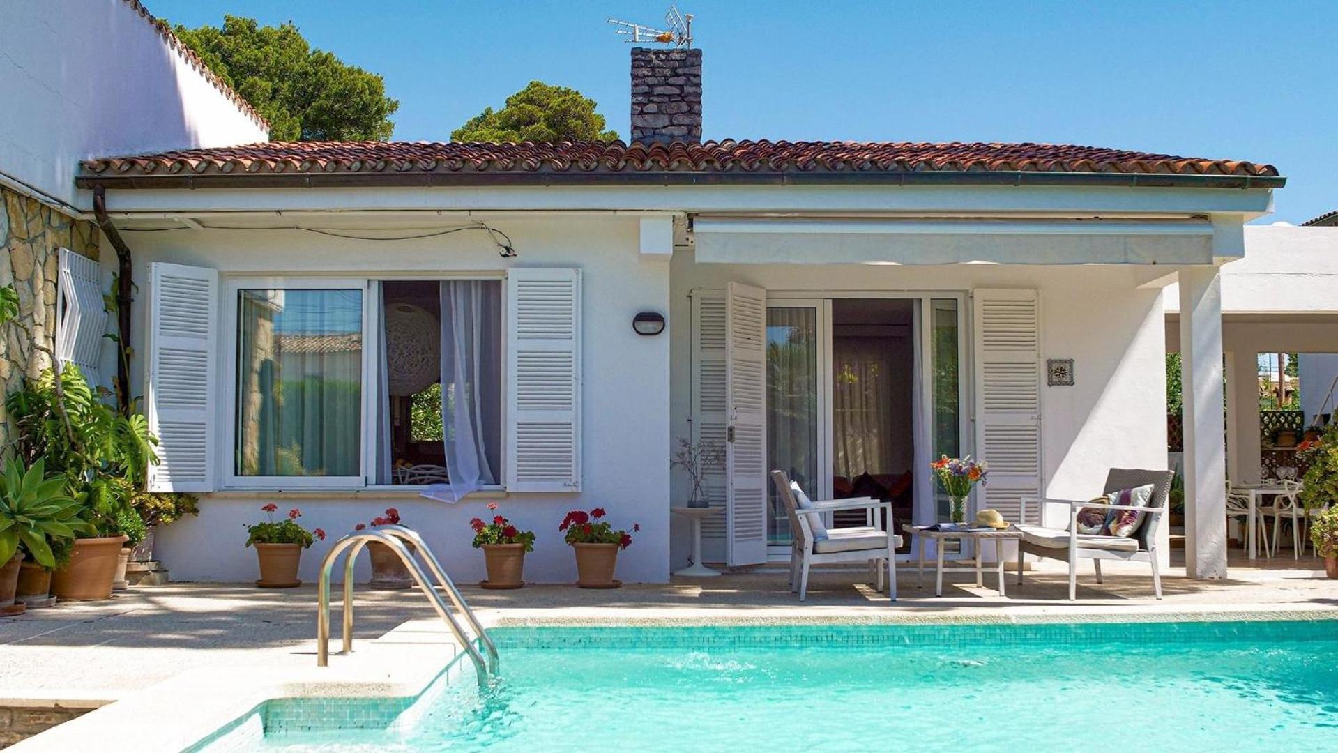 Ferienhaus Mit Garten, Sonnenterrasse Sowie Ueberdachter Terrasse Und Pool In Strandnaehe